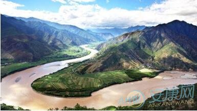 解读梦见山和水:分析山水的梦境含义是什么意思
