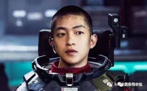 屈楚萧咖喱酱恋情曝光，这届新人的名字太不像话了