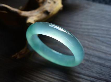 属狗人的婚姻运势好不好？什么时候结婚最合适？