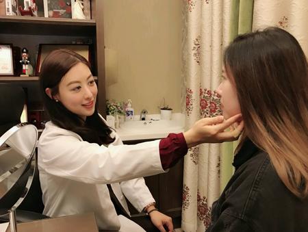 梦见猫和狗一起睡是什么意思