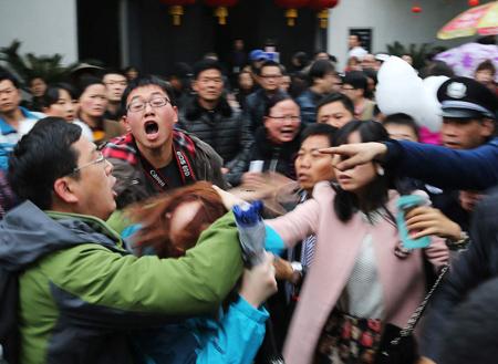 梦见在很脏的水里走