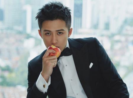 看手相男左手食指有井字纹